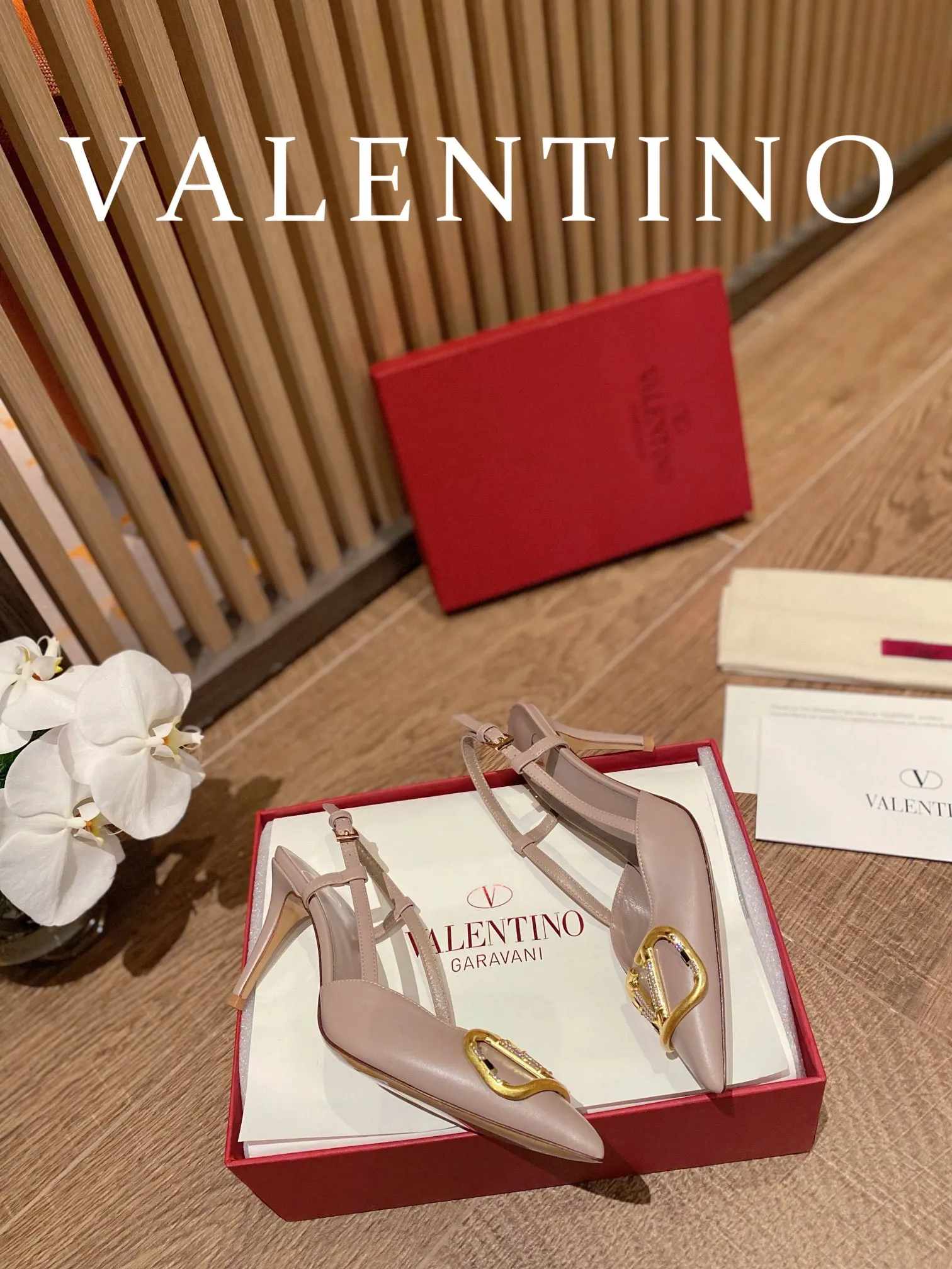 👟👟Ex-factory price 520👟👟 𝑉𝐴𝐿𝐸𝑁𝑇𝐼𝑁𝑂 Valentino ♡ The latest series of the counter 💯The new season of Valentino replaces the usual rivet elements with the initial V bronze (dotted buckle) buckle, simplifying the complexity Make the design more refined and durable. No matter your age, it can easily fit on your feet and make your feet look slimmer! The new season lives up to expectations! Worth buying ★Imported cowhide is absolutely high-grade ❥Original method is absolutely sensual ❥Elegant style creates a different feeling🙈 Simple temperament style!  ♡ show bdetails ———————————— ⊿▸: Size｜35-40 (customized at 34.40.41.42) ⊿▸: Material｜Imported cowhide ⊿▸: Material｜Exclusive molded rhinestone buckle ⊿▸: Material | Padded sheepskin ⊿▸: Material |Italian 🇮🇹 genuine leather outsole (the original 1:1 method has a wood grain shape) ⊿▸: Heel height｜8cm